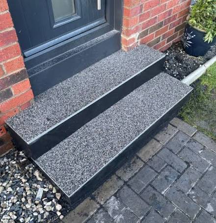 Charcoal steps — Silver-grey treads with dark nosings